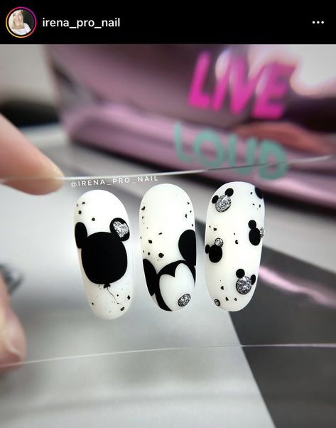 Mickymaus Nail Art, Nail Disney Designs, White Mickey Nails, New Years Disney Nails, Mickey Nails Design, Minnie Mouse Nails Acrylic, Mickey Mouse Acrylic Nails, Mickey Mouse Nails Design, Mickey And Minnie Nails