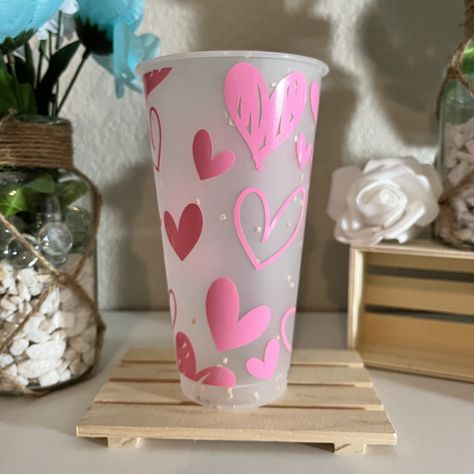 Color Changing Cups Vinyl Ideas, Reusable Starbucks Cup, Starbucks Cup Design, Tumblr Cup, Starbucks Venti, Cricut Projects Beginner, Diy Cups, Reusable Cup, Cup With Lid