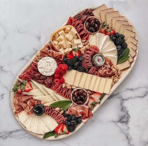 Charcuterie Board Oval, Oval Charcuterie Board, Oval Charcuterie Board Ideas, Cheeseboard Platter, Grazing Food, Charcuterie Board Meats, Charcuterie Ideas, Platter Ideas, Palm Leaf Plates