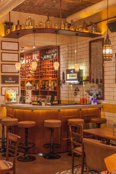 Spanish Wine Bar Design, Spanish Tapas Bar Interior, Spanish Bar Interior Design, Wine Bar Decoration, Vintage Bar Interior, Spanish Bar Design, Tapas Bar Design Interiors, Tapas Restaurant Interior, Spanish Restaurant Interior