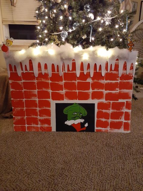 DIY grinch door made for school wall Grinch School Hallway Decorations, Grinch Themed School Hallway, The Grinch Door Decorations For School, Grinch Hallway Decorations School, Grinch Classroom Decorations, Grinch Bulletin Board Ideas, Grinch Wall Decor, Grinch Bulletin Board, Library Aide