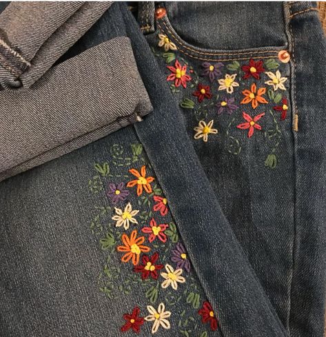 Pant Leg Embroidery, Embroider Denim Jacket, Embroidery Flowers On Jeans, Flower Embroidery Pants, Simple Embroidery Flowers, Jeans Embroidery Ideas, Embroidered Jeans Diy, Jean Embroidery, Embroidery Jeans Diy