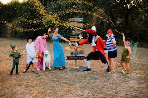 Peter Pan Group Halloween Costumes, Family Peter Pan Halloween Costumes, Group Peter Pan Costumes, Hook Family Costume, Peter Pan Group Costume Ideas, Tinkerbell Family Costume, Peter Pan Family Halloween Costumes, Peter Pan Photo Shoot, Wendy Costume Peter Pan