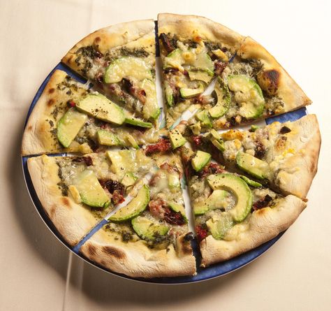 California-style pizza © California Avocados/Flickr Avocado Pizza, California Pizza Kitchen, Pizza Style, Pizza Chef, California Pizza, State Foods, New York Style Pizza, Superbowl Party, California Style