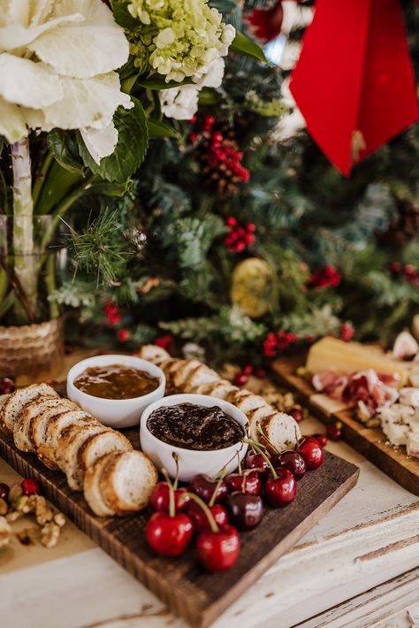 Christmas Wedding Food Buffet, Christmas Wedding Appetizers, Winter Wedding Lighting, Hallmark Wedding Ideas, Southern Christmas Wedding, Hallmark Christmas Wedding, Winter Wedding Menu Ideas, Intimate Christmas Wedding, Western Christmas Wedding