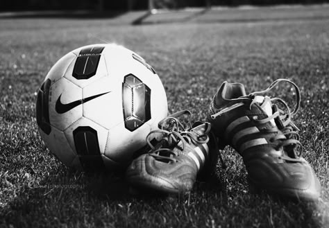 Soccer teens Soccer Ball Photography, Soccer Coach Aesthetic, Iphone Lay Out, Photo Essay Examples, Soccer Senior Pictures, Croatia Aesthetic, Soccer Skills Training, Soccer Photos, Soccer Aesthetic