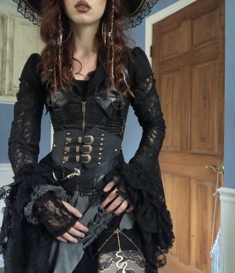 Goth Pirate, Ren Faire Outfits, Pirate Dress, Pirate Cosplay, Pirate Outfit, Fair Outfits, Pirate Fashion, Pirate Woman, Pirate Costume