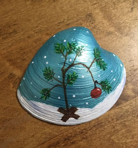 Painted Christmas Seashells, Painted Sea Shells Christmas Ornament, Painted Shells Seashells Christmas Ornament, Painted Sea Shells Ideas Easy, Painted Shells Seashells Ideas, Clamshell Crafts, Painted Shells Seashells, Shell Painting Ideas, Painted Sea Shells