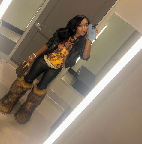 Brown Fur Boots Outfit, Boots Outfit Black Women, Fur Boots Black, Fur Boots Outfit, Brown Fur Boots, Outfit Black Women, Black Boots Outfit, Cute Birthday Outfits, Brown Fur