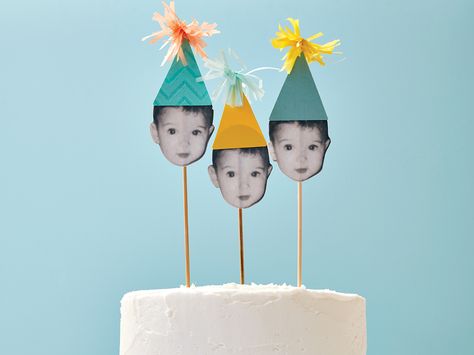 These DIY cake toppers are super simple and really impressive. Easy Diy Cake, Diy Cake Toppers, Cake Toppers Birthday, Photo Cake Topper, Diy Birthday Cake, Homemade Birthday Cakes, Diy Cake Topper, Gateaux Cake, Funny Happy Birthday