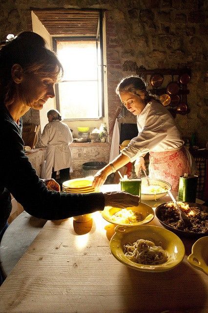 Cooking In Italy Aesthetic, Cooking Class Italy Aesthetic, Cooking Class Photography, Italian Cooking Class Aesthetic, Cooking In Italy, Italian Cooking Aesthetic, Cooking Class Italy, Cooking Class Aesthetic, Cooking Together Aesthetic