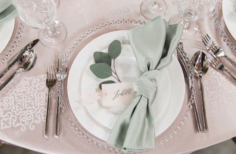 Pink Place Cards, Wedding Plate Setting, White Wedding Decorations, Wedding Mint Green, Wedding Plates, Wedding Place Settings, Mint Wedding, Wedding Name, Table Set Up