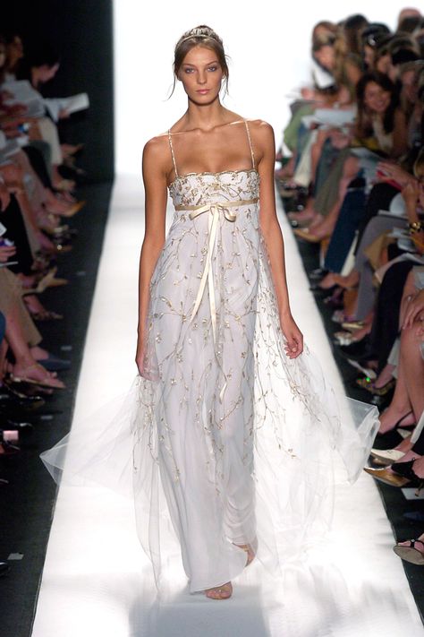 Oscar De La Renta's Greatest Finale Moments: A Tribute #refinery29  http://www.refinery29.com/2014/10/76571/oscar-de-la-renta-runway-finale-dresses#slide21  Spring '05 Oscar Worthy Dresses, Runway Dresses Couture Ball Gowns, Floral Dress Runway, Iconic Runway Looks, Dress Runway, High Fashion Runway, Runway Fashion Couture, Oscar Dresses, Fashion Gowns