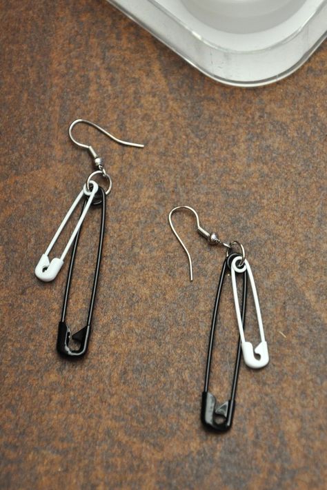 Earrings Grunge, Grunge Earrings, Safety Pin Jewelry, Grunge Jewelry, Pin Earrings, Safety Pin Earrings, Earrings Aesthetic, Funky Earrings, Pin Jewelry