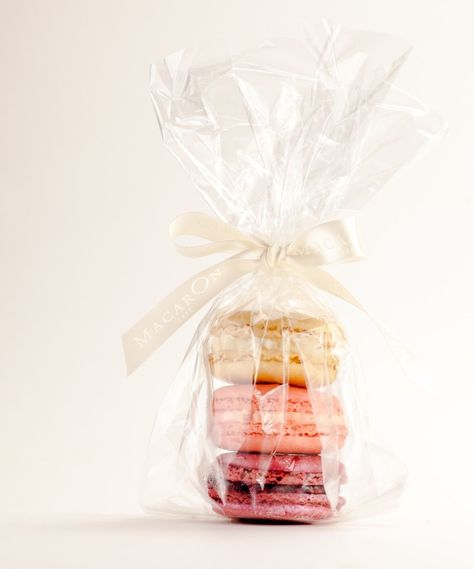 Macaroon Favors, Homemade Easter Gifts, Macaroon Packaging, Pink Macaroons, Cake Stall, Baby Shower Favours, Dream Wedding Decorations, Gift Wrapping Inspiration, Pioneer Gifts