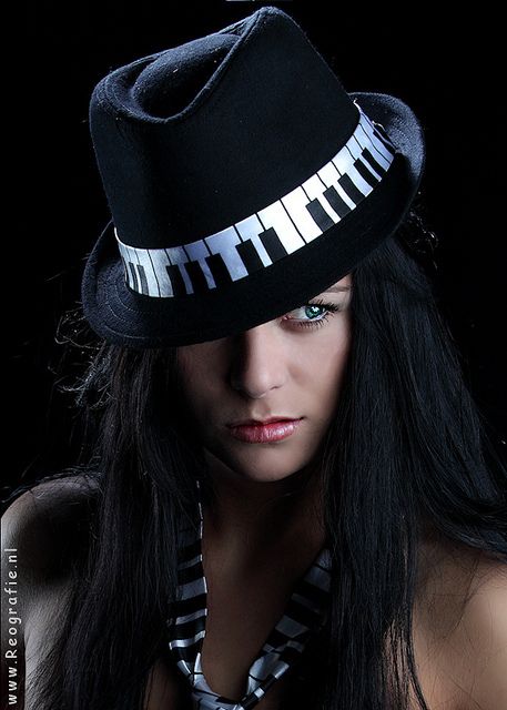 Piano keyboard Trilby hat Music Inspired Fashion, Music Dress, Music Hat, Costume Carnaval, Carnaval Costume, Fantasy Fest, Trilby Hat, Piano Man, Piano Keyboard