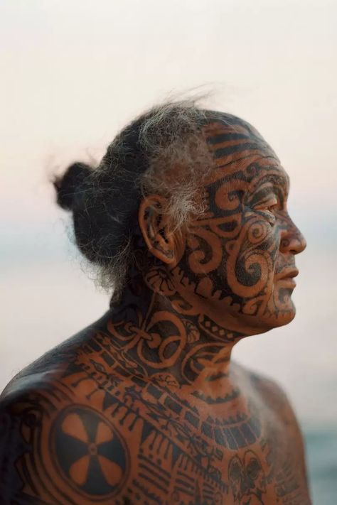 Polynesian Photography, Tahiti Culture, Maori Photography, Maori Face Tattoo, Ta Moko Tattoo, Cream Tattoo, 42 Tattoo, Polynesian Tattoos, Maori People