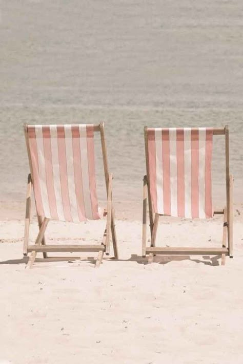 pink stripe beach chairs Beach Inspo, Australia Sydney, Pink Beach, Yellow Bird, Deck Chairs, Jolie Photo, Pink Summer, Beach Chairs, Beach Cottages