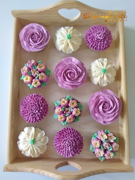 Magenta cupcake flowers Magenta Cupcakes, Pink And Purple Cupcake Ideas, Purple Flower Cupcakes Ideas, Violet Flower Cupcakes, Bright Flower Cupcakes, Cat Cupcakes, Floral Cupcakes, Cupcake Cake Designs, Beautiful Cupcakes