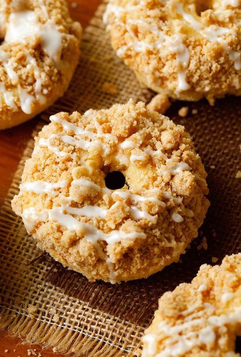 Coffee Cake Donuts... A delicious crumb topping and glazed top a delicious donut... what is not to love?! Cracker Toffee, Baked Doughnuts, Baked Donut Recipes, Glazed Donuts, Toffee Bars, Doughnut Cake, Breakfast Pastries, Homemade Donuts, Doughnut Recipe