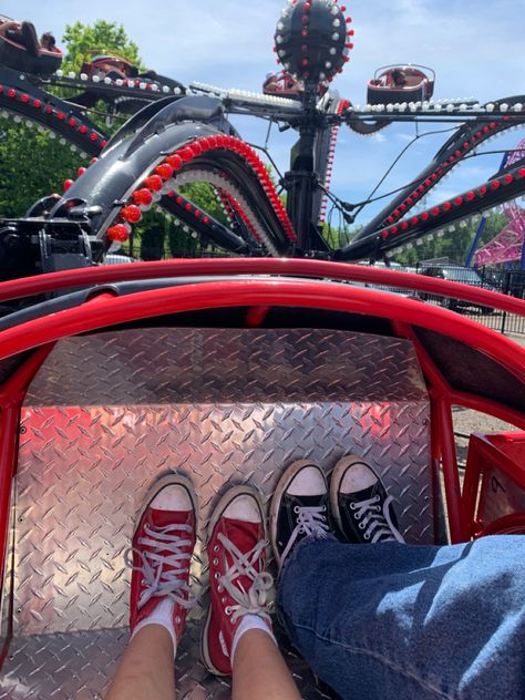 Theme Park Friends Aesthetic, Amusment Parks Aesthetic, Theme Park With Friends, Amusement Park With Friends, Vintage Americana Summer, Theme Park Photo Ideas, Amusement Park Photo Ideas, Theme Park Aesthetic, Amusement Park Aesthetic