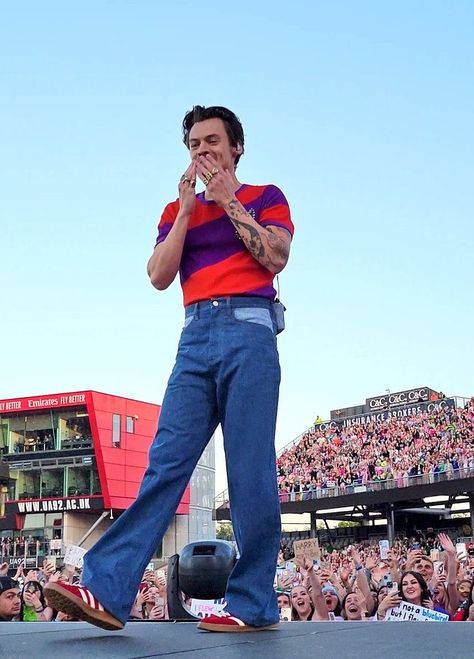 love on tour manchester, united kingdom night 1 Harry Styles Manchester, Harry Styles Outfit, Harry Styles Tour, Harry Styles Pictures, Harry Styles Photos, Mr Style, Harry Styles Love On Tour, Treat People With Kindness, Harry Edward Styles