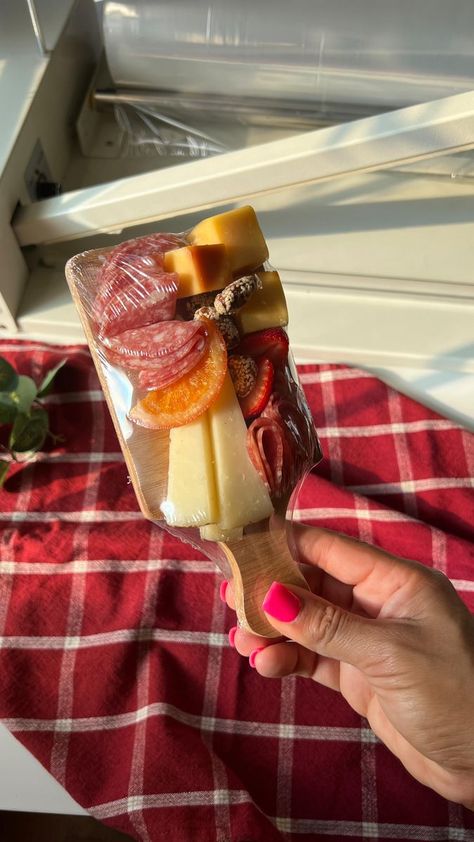 Wine Bar Food Ideas, Charcuterie Board To Go Container, Hot Food Charcuterie Board Ideas, Wine Bar Food Menu Ideas, Charcuterie Vendor Booth Ideas, Slider Charcuterie Board, Individual Snacks For Party, Charcuterie Bar Cart, Charcuterie On A Stick