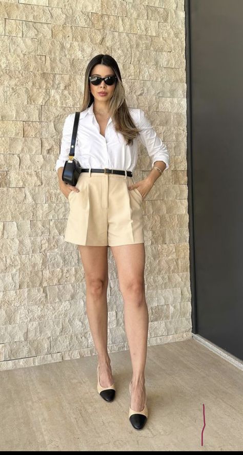 Beige Shorts Outfits Women, Beige Shorts Outfit, Short Elegantes, Holidays Outfits, Outfit Minimalista, Classy Going Out Outfits, Looks Com Short, Short Social, Cream Outfit