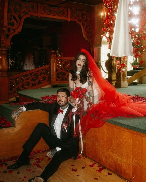 When your favorite color is red ❤️🌹💋 and you make it your whole personality on your wedding day 📍: Madonna Inn Workshop: @rideordieretreats Floral/event design: @flowerdisco_ Lead photographer: @fromthedaisies Tablescape Stylist: @rivieracreative_ Wardrobe Stylist: @nataliegray_styles Makeup: @katamakeup Gown: @dalliancegownrentals Red Veil: @madisonchamberlain_ White Veil: @houseoflockhart_ Rentals: @allaboutevents @territorywest Tableware: @tablemethod Linens: @bbjlatavola Cake: @sloca... Red Veil Wedding, Red Wedding Aesthetic, Surrealist Wedding, Red Wedding Veil, Kitschy Wedding, Blue And Red Wedding, Madonna Inn Wedding, Bad Mouth, Alt Bride