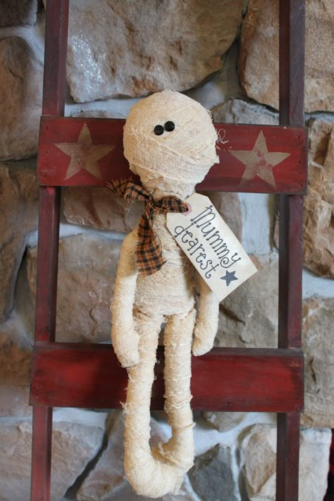 Primitive Folk Art Raggedy Annie Mummy Fall Halloween. $14.00, via Etsy. Halloween Folk Art, Halloween Sewing, Halloween Dolls, Farmhouse Halloween, Adornos Halloween, Primitive Fall, Halloween Crafts Decorations, Primitive Halloween, Halloween Mummy