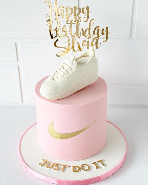 Pâtisserie Montebello on Instagram: “Just do it. ✔️  #nike #justdoit #shoe #runningshoe #sneakers #cakery #cakeshop #cakegram #cakestagram #cakesofinstagram #instacake…” Lean Cake Ideas, Sneakers Cake Ideas, Nike Shoes Cake, Nike Cake Ideas Birthdays, Sneaker Cake Ideas, Nike Shoe Cake, Nike Cake, Shoes Cake, 1st Year Cake