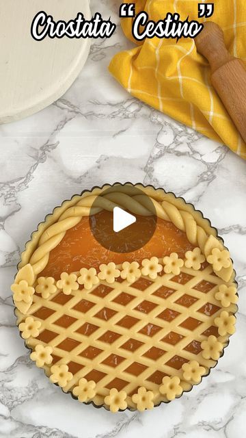 💝Anna / WonderAnnaKitchen on Instagram: "“CROSTATA CESTINO” - ecco come realizzare una crostata di marmellata con decorazione d’effetto e senza stress, basta seguire i vari passaggi e procurarti gli strumenti giusti in questo caso ti occorre la #grigliarombi e un #tagliapasta ad espulsione #fiorellino per le rifiniture!!! Si vede il cestino?? 🧺 naturalmente aggiungere tanta #fantasiaacatinelle 😉
.
.
.
Ricetta pastafrolla: 
300g farina 00
120g zucchero a velo 
150g burro freddo a pezzetti 
Pizzico di sale 
Aroma vaniglia o limone
1uovo + 1tuorlo
Marmellata (a piacere) q.b.
.
Mettere tutti gli Ingredienti nel robot da cucina (tranne le uova) e far amalgamare a bassa velocità. Aggiungere le uova, aumentare gradatamente la velocità, fino a far compattare bene tutti gli Ingredienti. Formare On Instagram