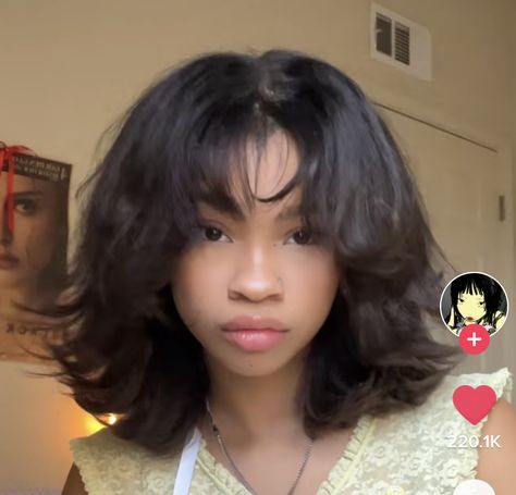 Wolfcut 4c Hair, Short Haircut Highlights, Wolf Cut Bangs Short, Relaxed Hair Bangs, Jellyfish Haircut Black Woman, Medium Hairstyle Women Black Woman, Short Wavy Hair Black Women, Fluffy Hairstyles Black Women, Short Curly Jellyfish Haircut