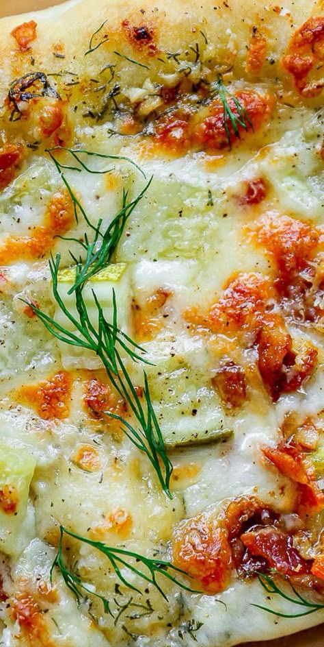 Pickle Pizza Recipe, I Love Pickles, Pickle Pizza, Garlic Ranch, Sweet Savory Recipes, Bacon Pizza, White Pizza, Dill Sauce, Dill Pickles