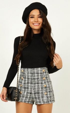 Tweed Shorts Outfit, Intern Outfit, Winter Shorts Outfits, Denim Shorts Outfit, Casual Denim Shorts, 2020 Style, High Waisted Denim Shorts, Winter Shorts, Summer Shorts Outfits