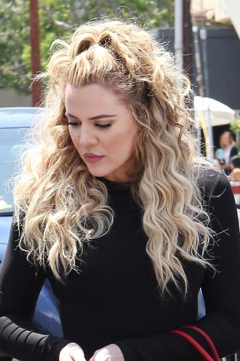 curly half ponytail Half Down Curly Hairstyles, Ponytail Curly Hair, Half Up Half Down Curly, Down Curly Hairstyles, Ponytail Curly, Khloe Kardashian Hair, Kardashian Hair, Kloe Kardashian, Half Ponytail