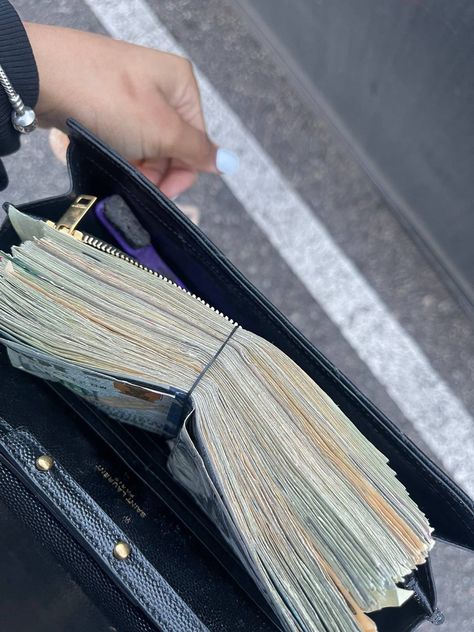 Purse With Money, Money In Purse, Princess Of England, Money Buys Happiness, Money Girl, Money Vision Board, Youtube Success, Birthday Money, Inside My Bag