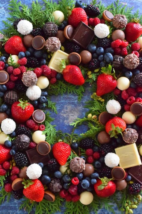 Christmas Dessert Wreath, Wreath Appetizer Ideas, Christmas Eve Ideas Family, Christmas Platter Ideas Finger Foods, Christmas Picnic Ideas, Chocolate Charcuterie Board Ideas, Christmas Party Appetizers Finger Foods, Christmas Eve Snacks, Dessert Wreath