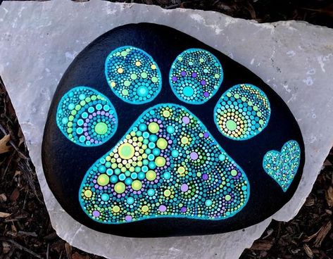 Mandela Rock Painting, Kat Diy, Mandala Painted Rocks, Diy Rock Art, Painted Rock Animals, Mandala Rock Art, Stone Art Painting, Painted Rocks Craft, Painted Rocks Diy