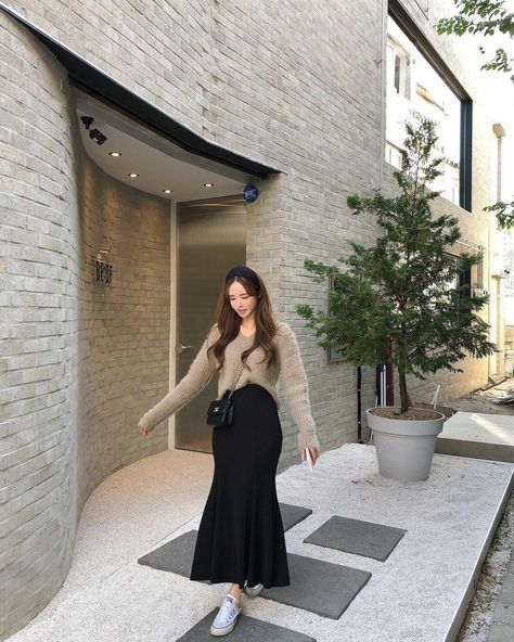 Korean Long Dress Outfit, Korea Style Outfits, Korea Spring Fashion, Korean Long Skirt, Shanghai Outfit, Korean Long Dress, Covered Clothes, Long Tight Dresses, Casual Elegant Outfits