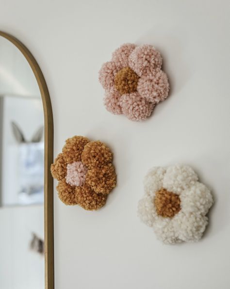 Pom Daisy, Daisy Wall, Wall Hangings, Pom Pom, Daisy, Wall Hanging, Wall