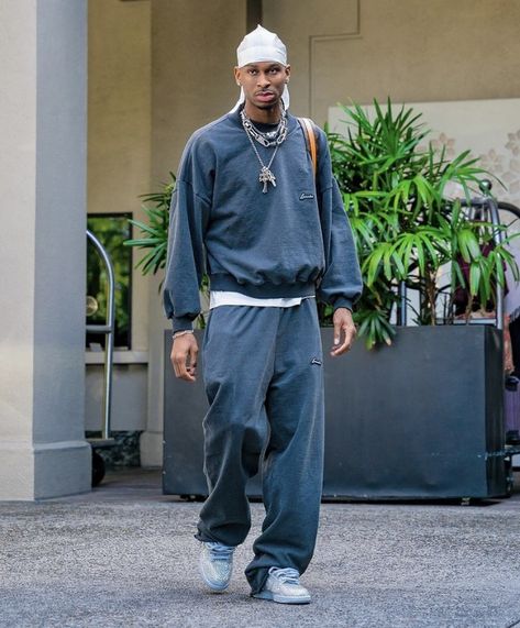 Rapper Street Style, Ny Mens Street Style, Culture Kings Outfits, Luxury Streetwear Men, Green Hat Outfit Men, Smino Outfits, Shai Outfit, Baggy Sweatpants Outfit Men, Pharrell Style