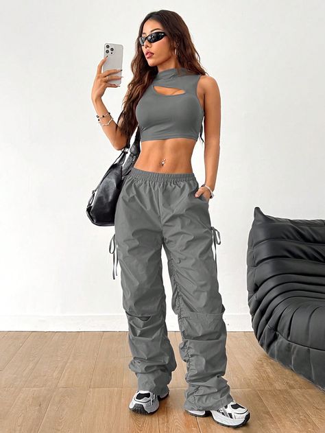 Conjunto de 2 piezas de ropa deportiva urbana para mujer: top asimétrico de tirantes y pantalón de cargo acanalado con cordones Gris Oscuro Casual    Liso  No-Elástico,Estiramiento medio  Women Clothing, size features are:Bust: ,Length: ,Sleeve Length: Bra With Baggy Pants, Urban Style Outfits Women, Outfits For Muscular Women, Dancer Style Outfits, Outfit Reggaeton, Wide Leg Jeans Oversized, Crop Top And Cargo Pants, Streetwear Fashion Women Street Styles, Classy Everyday Outfits