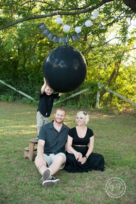 Gender reveal. Pop the balloon and have either blue or pink confetti fall out. Photo Bb, Gender Reveal Photos, Balloons Photography, Pregnancy Gender Reveal, Pregnancy Gender, Gender Announcements, Baby Reveal Party, Gender Reveal Party Ideas, Reveal Party Ideas