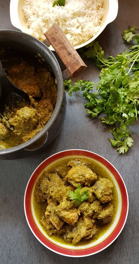 Coriander/Cilantro Chicken Curry is a one-pot chicken curry that is a simple recipe to prepare in a few minutes. This chicken curry is full of fresh coriander flavour and beautiful green colour. Coriander Chicken, Chicken Fillet Recipes, Coriander Recipes, Cilantro Chicken, One Pot Chicken, Curry Chicken, Chicken Dinner Recipes, Cilantro, Chicken Dinner