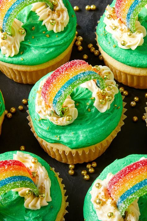 Flavorful Cupcakes, Irish Recipes Traditional, Irish Cuisine, St Patricks Day Food, Holiday Cupcakes, Baileys Irish, Saint Patties, Box Cake Mix, Easter Cupcakes