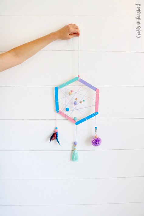 Easy Crafts for Kids and Activities with no special tools required! Dreamcatchers For Kids, Dreamcatcher Craft, Hexagon Diy, Diy Kaleidoscope, Dream Catcher For Kids, Popsicle Stick Crafts For Kids, Diy Dreamcatcher, Dreamcatcher Diy, Diy Crafts For School