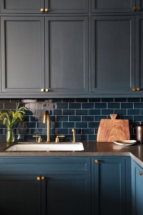 Brown Countertop, Dark Blue Kitchens, Backsplash With Dark Cabinets, Trendy Kitchen Backsplash, Teal Kitchen, Kitchen White, Blue Cabinets, White Granite, Dark Kitchen Cabinets