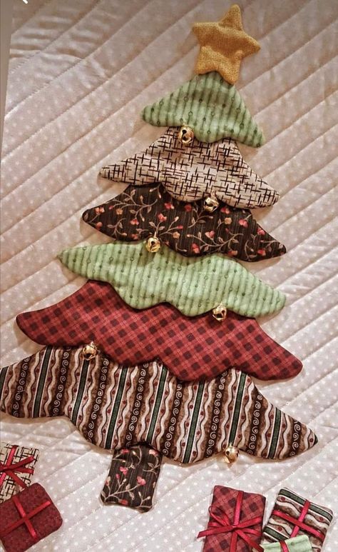 Fabric Christmas Decorations, Christmas Tree Skirts Patterns, Christmas Tree Quilt, Christmas Patchwork, Christmas Sewing Projects, Fabric Christmas Trees, Christmas Applique, Quilted Christmas Ornaments, Holiday Quilts