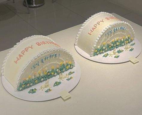 Dual Cake Design, Dual Birthday Cake, Half Cake Design, Housewarming Cake, Half Cake, Half Birthday Cakes, Twin Birthday Cakes, Buttercream Cake Designs, Pastel Cakes